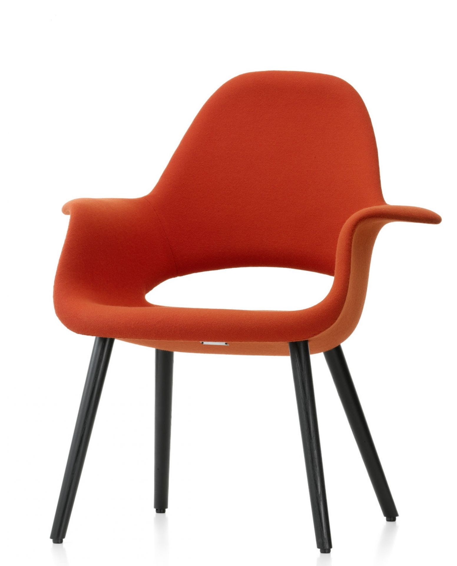 Orangefarbener Organic Chair Stuhl von Vitra mit Armlehnen und schwarzen Holzbeinen, freigestellt.